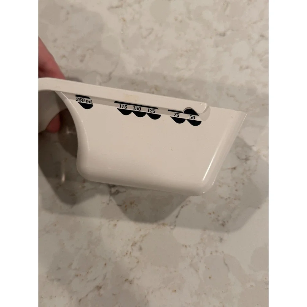 The Pampered Chef Adjustable Measuring Cup 1 Cup 250ml White‎ Plastic Sliding